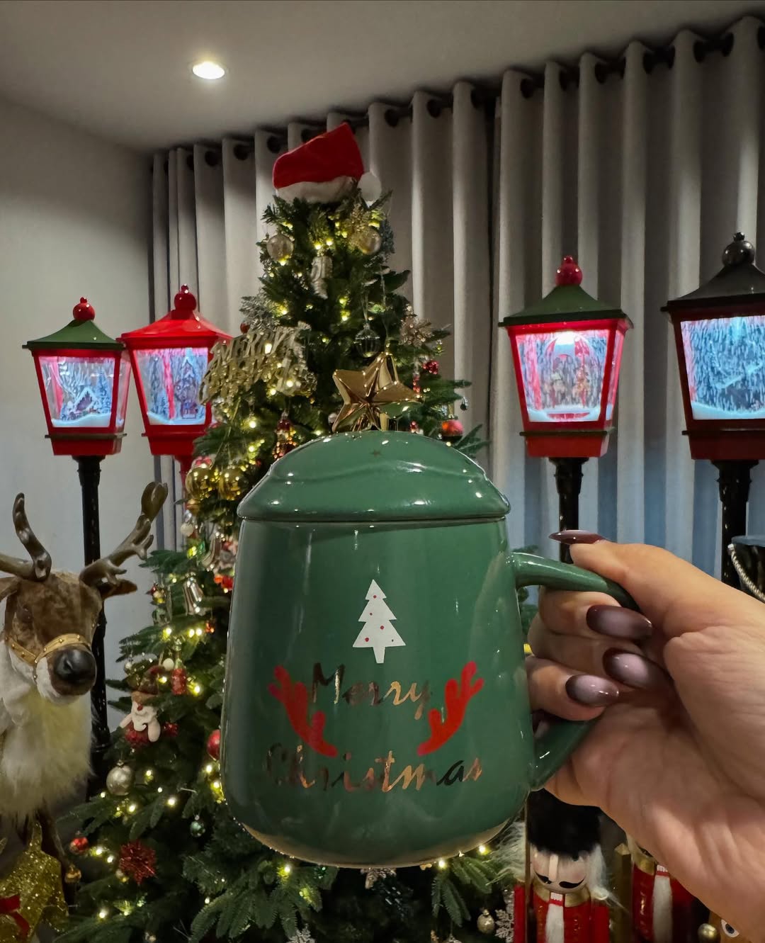 Caneca Natalina com Tampa - Design Festivo