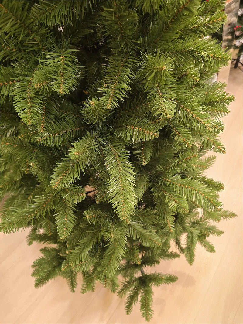 Árvore de Natal Slim Bryant 2,40m 1576 Galhos – Pré-Venda 2025