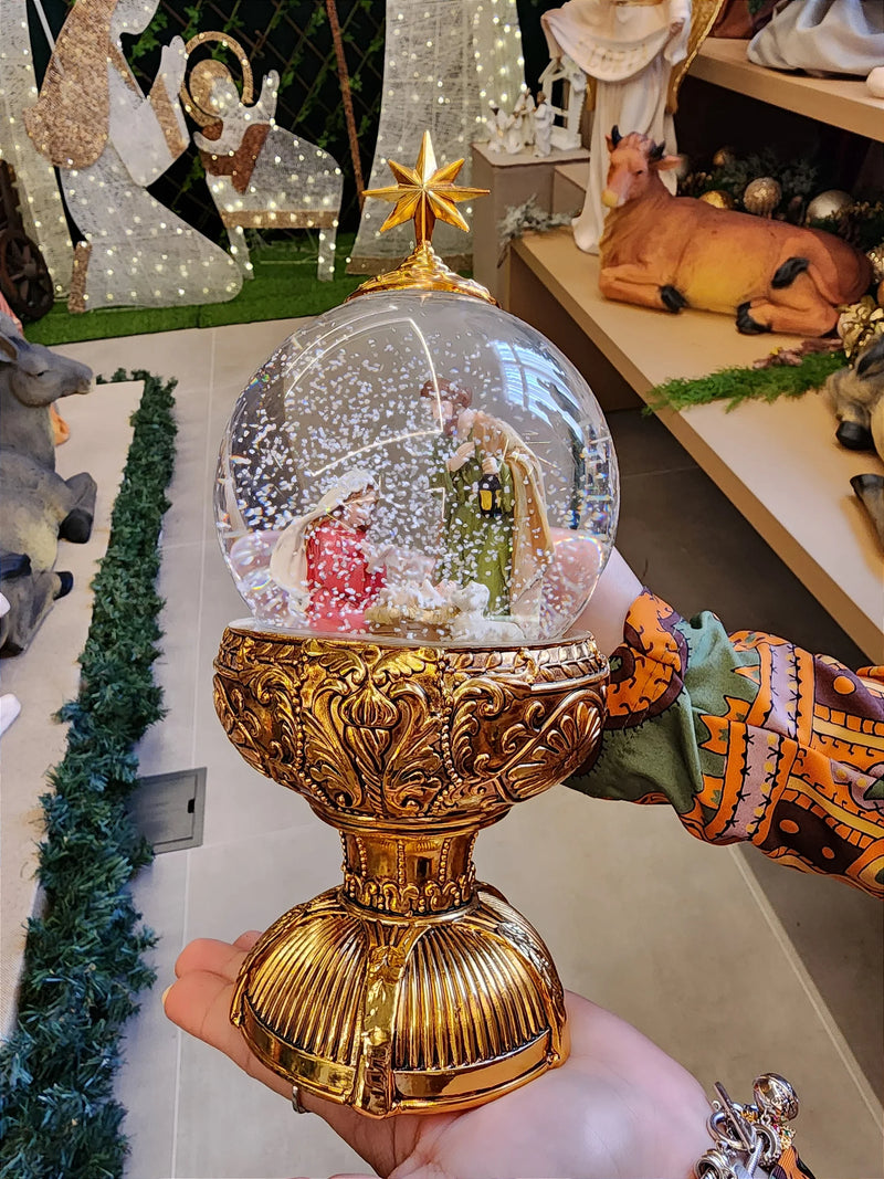 Globo de Neve Sagrada Família 26,5cm • Dourado • Luz e Movimento – Pré-Venda 2025