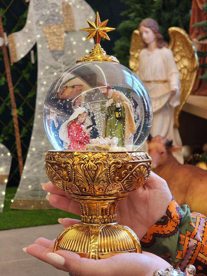 Globo de Neve Sagrada Família 26,5cm • Dourado • Luz e Movimento – Pré-Venda 2025