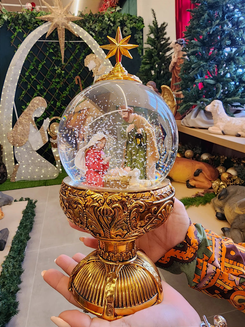 Globo de Neve Sagrada Família 26,5cm • Dourado • Luz e Movimento – Pré-Venda 2025